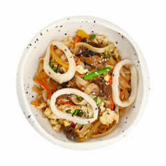 Рисовая лапша с кальмарами и перечным соусом